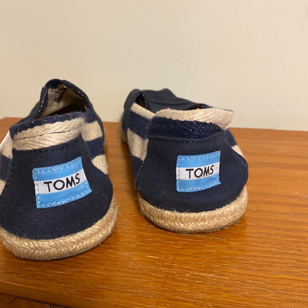 Toms canvas shoes, navy, size 7w.